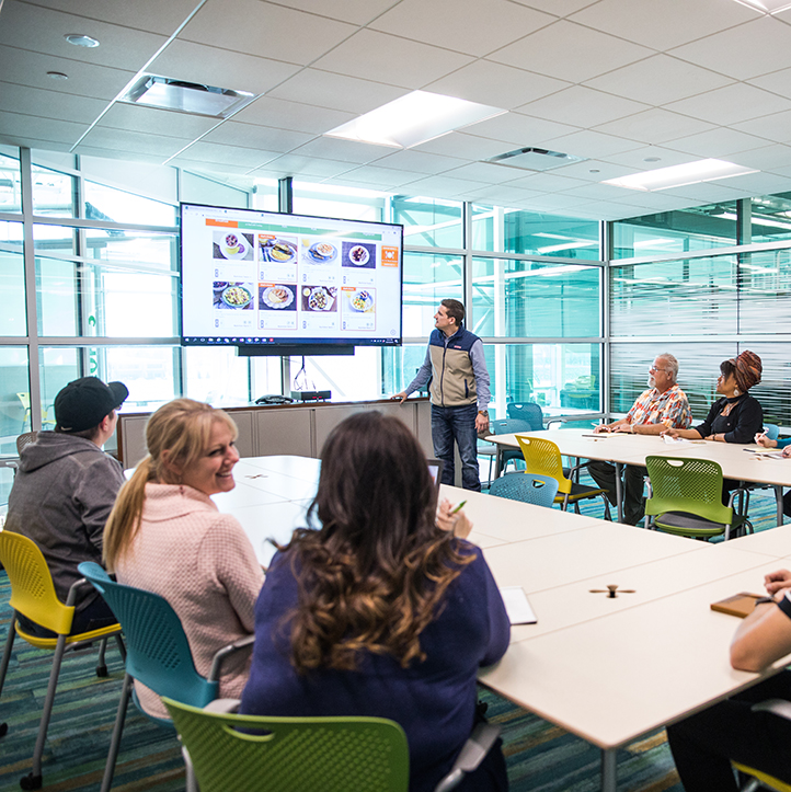 Moms_Meals_Interiors_people_181114_7598_722x723